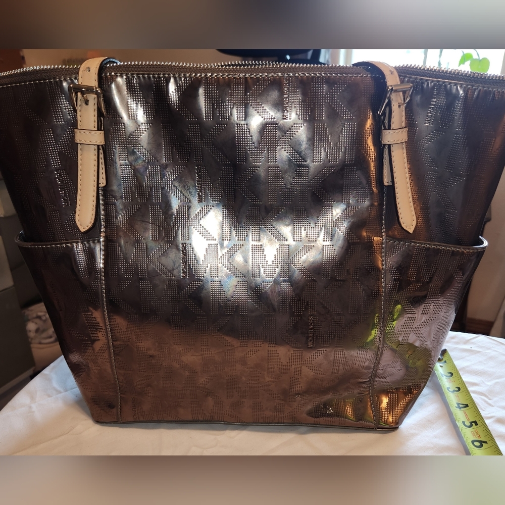 Michael Kors Metallic bag. - Picture 1 of 7
